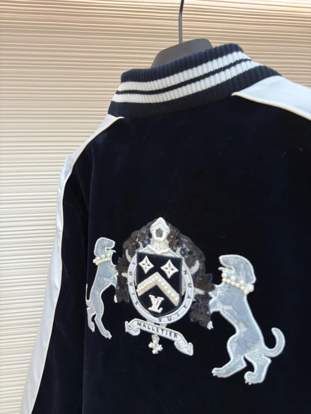 LOUIS VUITTON velvet denim Yokosuka jacket ●Original version: Purchased and developed for 35500 ●Item number: 1680974-C55 ●Fabric: velvet flocking fabric ●Technology: Washed production ●Version: loose fit ●Weight: about 1250 grams ●Size: 46-48-50-52 ●Description: 35500 purchased and developed, using 7*7 grain flocking cloth, customized flat machine ribbing, rayon lining inside, 1000 washed cotton, customized 1:1 accessories, loose version. The overall wiring is straight and delicate, the fabric is comfortable and soft, and the color is consistent without color difference. It can be matched with the same style to create a fashionable look and control various occasions. Customized accessories, complete with three standards, same style for men and women!